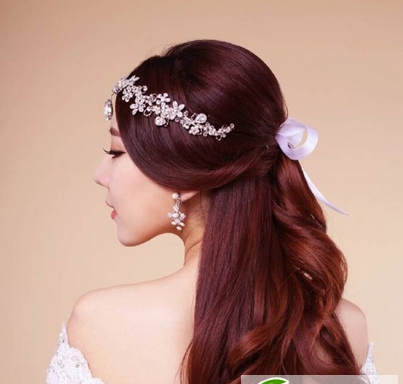 点击大图看下一张：2016圆脸新娘显瘦发型 法式气质半扎发新娘头