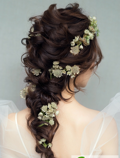 点击大图看下一张：春天婚礼婚纱照发型参考 鲜花点缀的新娘发型图片