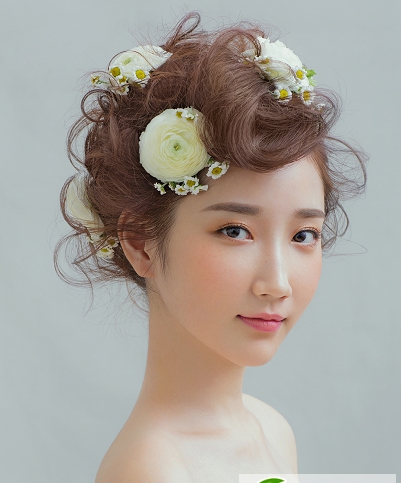 点击大图看下一张：春天婚礼婚纱照发型参考 鲜花点缀的新娘发型图片