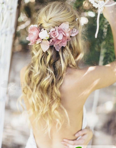 点击大图看下一张：新娘花环发型图片 极度浪漫的新娘妆发