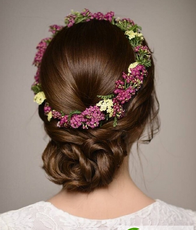 点击大图看下一张：新娘花环发型图片 极度浪漫的新娘妆发