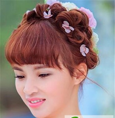 点击大图看下一张：最新款新娘盘发设计 做优雅气质幸福女人