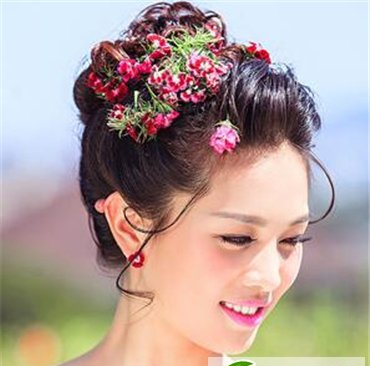 点击大图看下一张：最新款新娘盘发设计 做优雅气质幸福女人