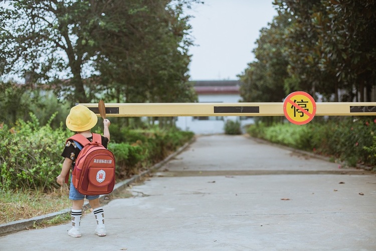 点击大图看下一张：背上书包去上学