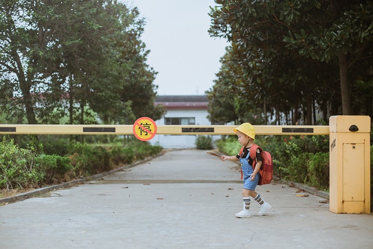 点击大图看下一张：背上书包去上学