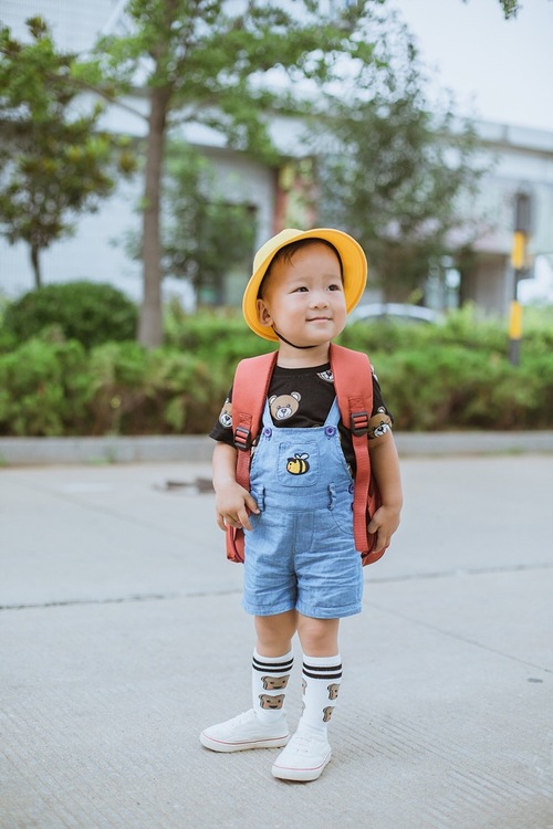 点击大图看下一张:背上书包去上学