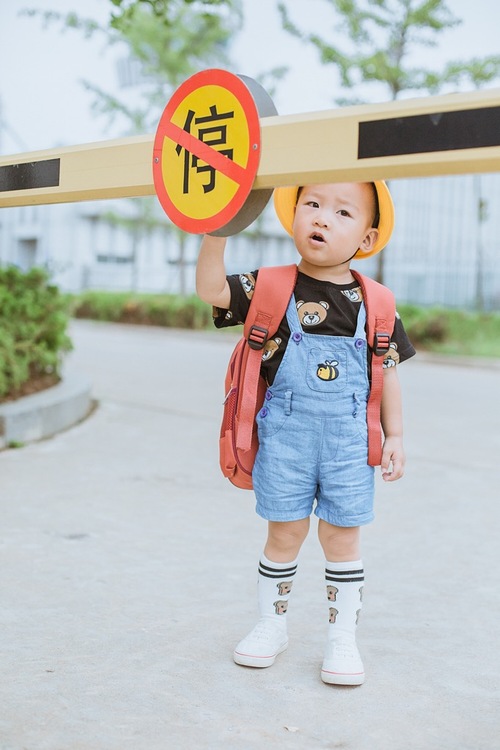 点击大图看下一张:背上书包去上学