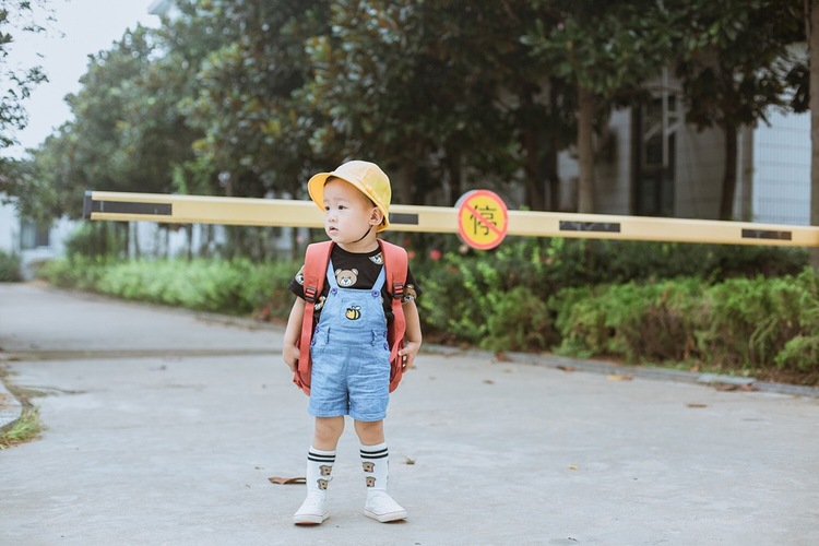 点击大图看下一张：背上书包去上学