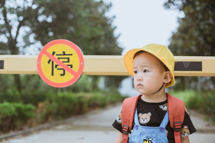 点击大图看下一张：背上书包去上学