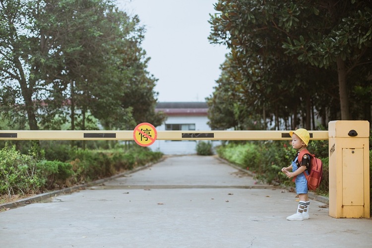 点击大图看下一张:背上书包去上学