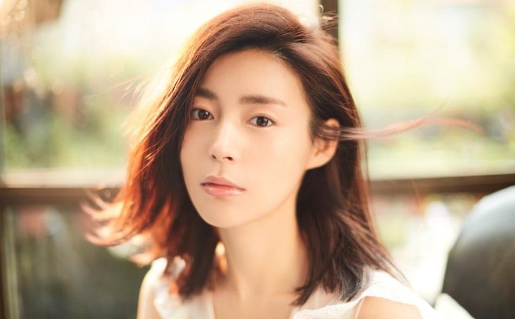 点击大图看下一张：卢杉白裙加身显优雅 逆光浅笑享慵懒午后