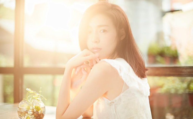 点击大图看下一张：卢杉白裙加身显优雅 逆光浅笑享慵懒午后