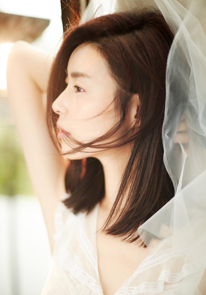 点击大图看下一张:卢杉白裙加身显优雅 逆光浅笑享慵懒午后