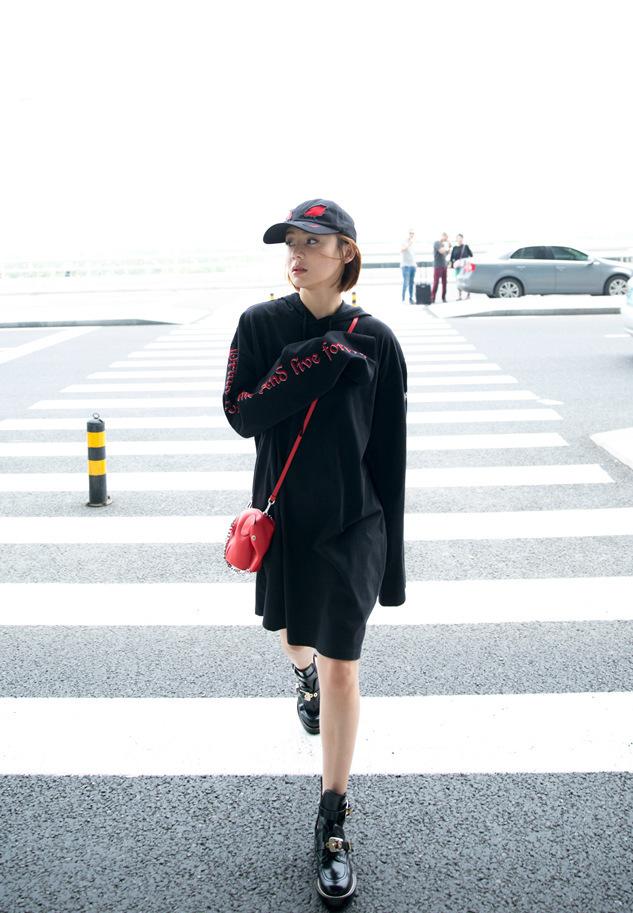 点击大图看下一张：袁姗姗运动风街拍来袭 红黑搭配秀美腿