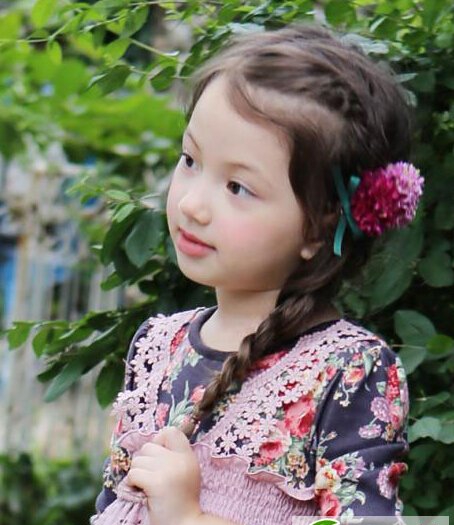 点击大图看下一张:幼儿园女孩发型扎法图片