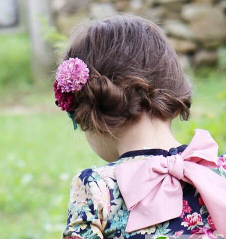 点击大图看下一张:幼儿园女孩发型扎法图片