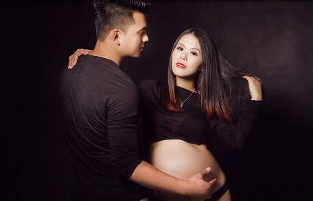 点击大图看下一张:夫妻快乐孕妇照