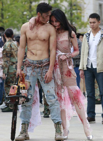 点击大图看下一张：男教师裸上身扮鬼走红网络