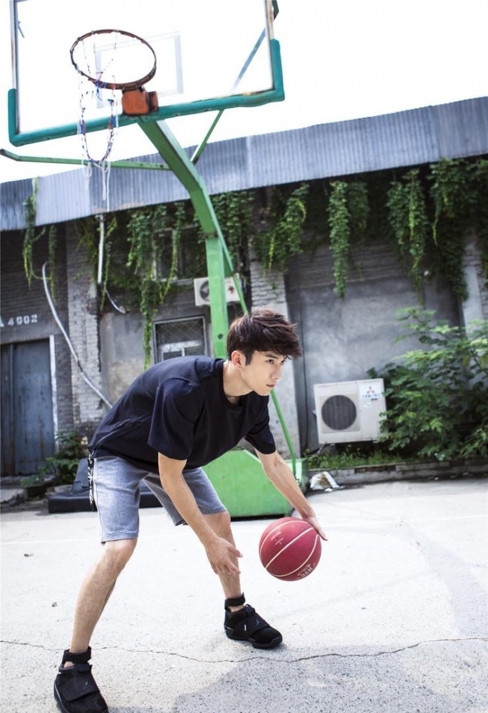 点击大图看下一张：刘芮麟曝篮球写真 运动少年显阳光帅气