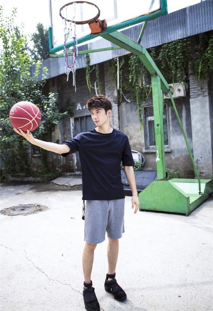 点击大图看下一张：刘芮麟曝篮球写真 运动少年显阳光帅气