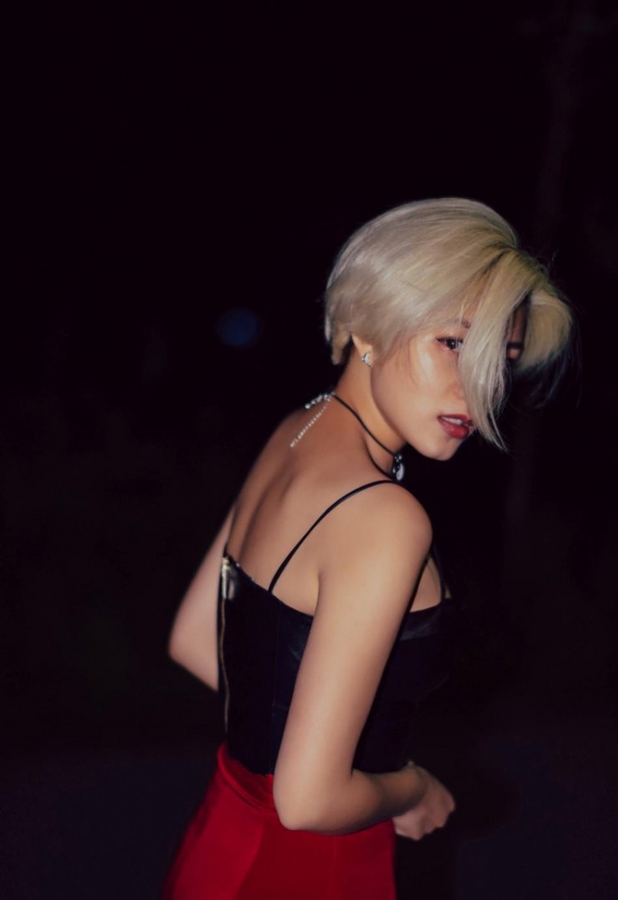 点击大图看下一张：朱婧汐曝迷幻概念写真 星空洱海气质神秘