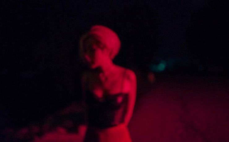 点击大图看下一张：朱婧汐曝迷幻概念写真 星空洱海气质神秘