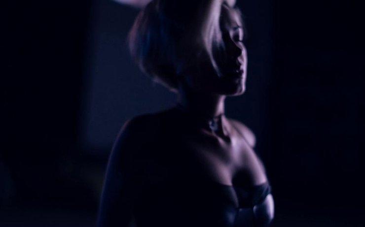 点击大图看下一张：朱婧汐曝迷幻概念写真 星空洱海气质神秘