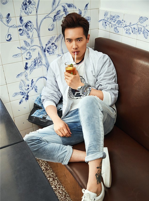 点击大图看下一张：成熟帅哥高云翔与你共饮下午茶阳光写真