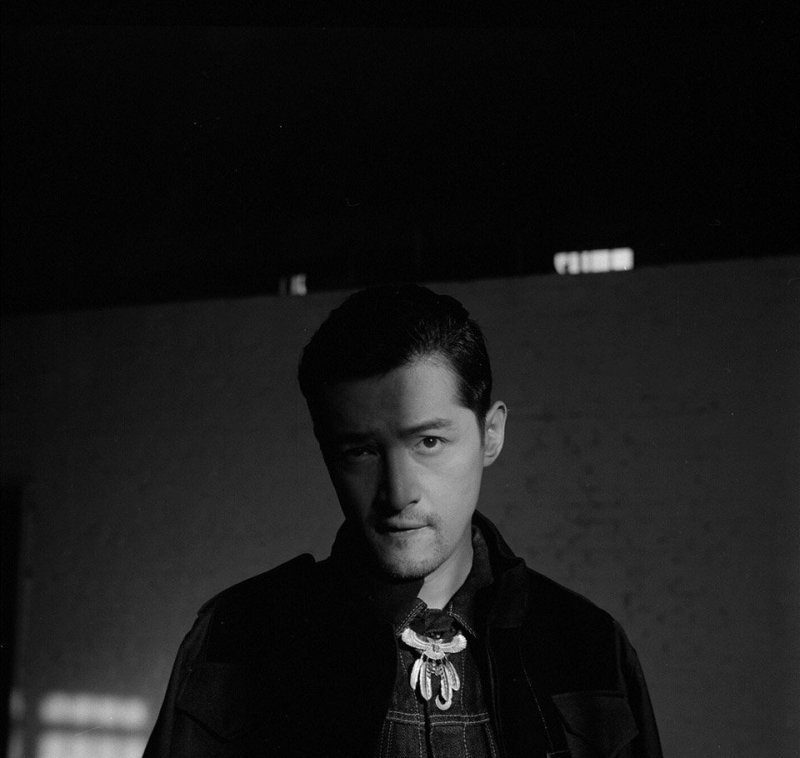 点击大图看下一张:胡歌黑白写真照