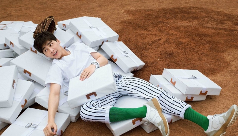 点击大图看下一张：李易峰运动时尚写真