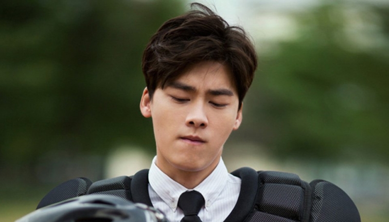 点击大图看下一张：李易峰运动时尚写真