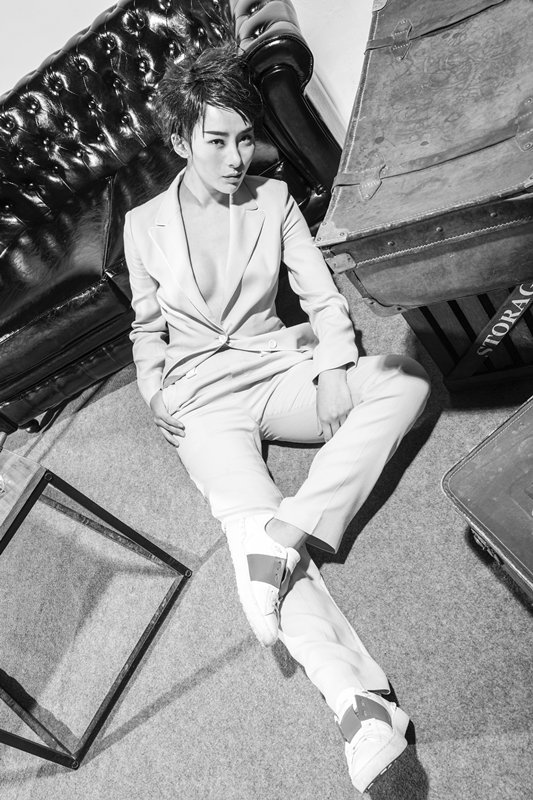 点击大图看下一张:吉丽曝酷帅写真 造型霸气露酥胸