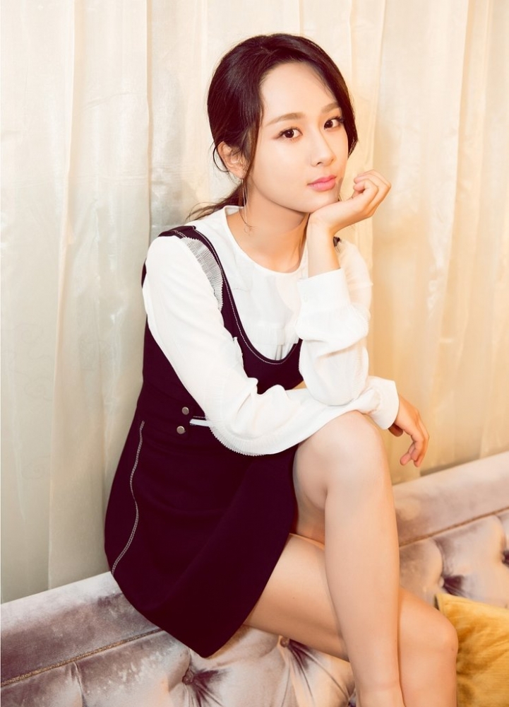 点击大图看下一张：杨紫最新写真曝光 嘟嘴wink少女感炸裂