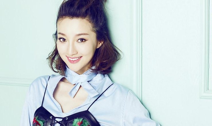 点击大图看下一张：郑雅文清新大图曝光 尽显田园可爱风