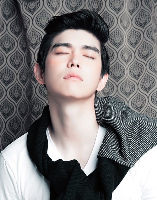 点击大图看下一张：韩国型男帅哥尹均尚黑白魅惑写真