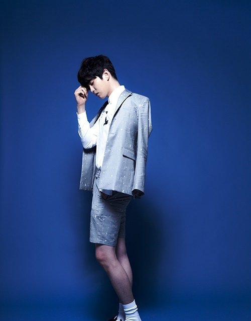 点击大图看下一张：韩国型男帅哥尹均尚黑白魅惑写真