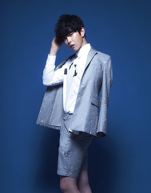 点击大图看下一张：韩国型男帅哥尹均尚黑白魅惑写真