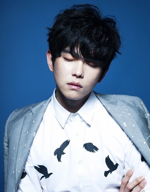 点击大图看下一张:韩国型男帅哥尹均尚黑白魅惑写真