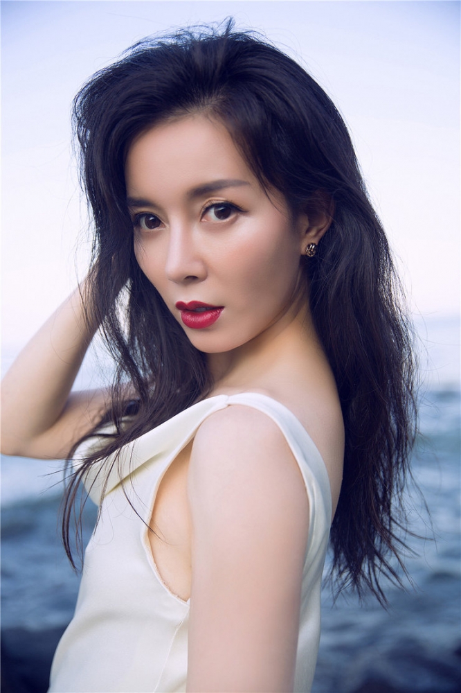 点击大图看下一张：刘敏海边大秀美背 性感妖娆展女神风采