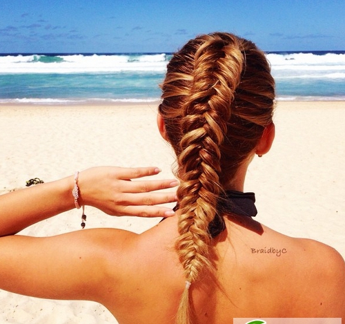 点击大图看下一张:海边度假发型这样扎!夏日风情波西米亚编发最IN