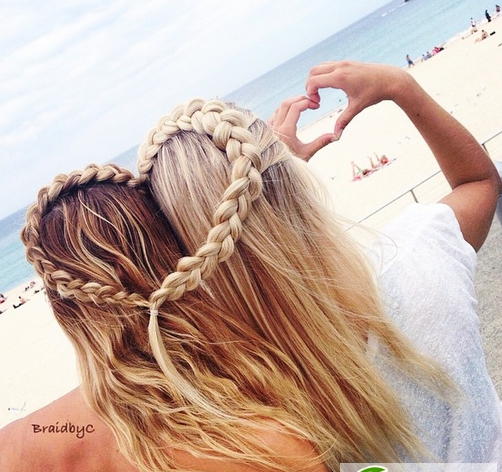 点击大图看下一张：海边度假发型这样扎！夏日风情波西米亚编发最IN