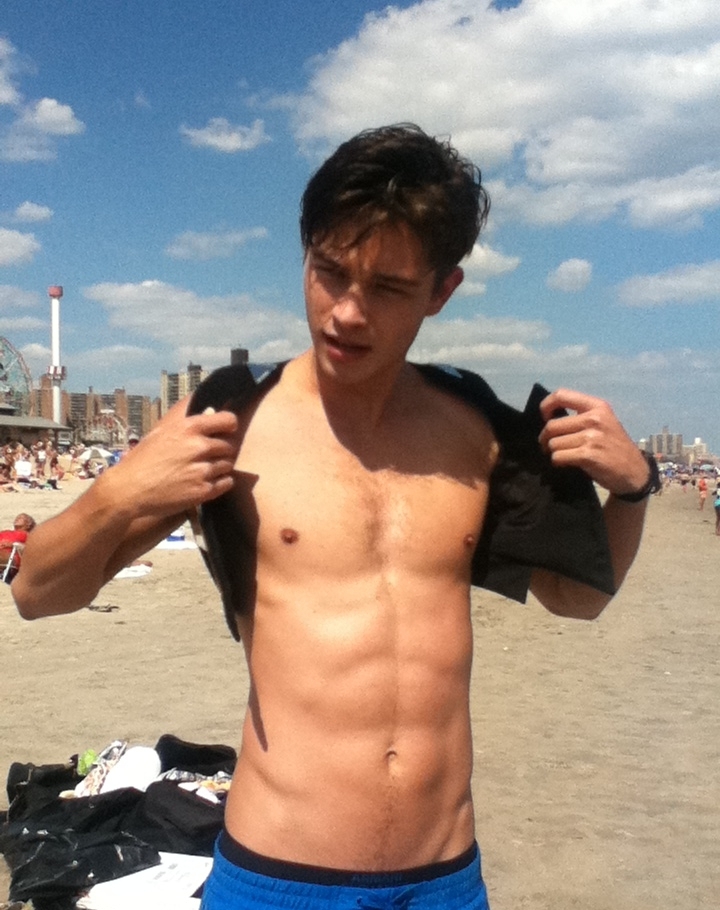 点击大图看下一张：赤裸上半身的肌肉块