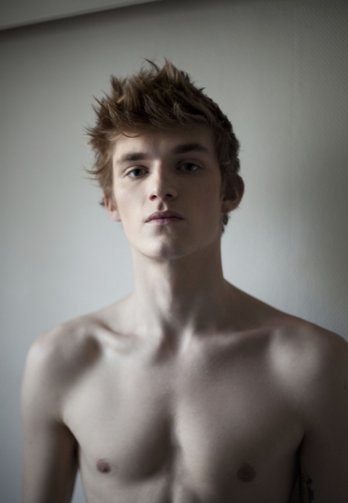 点击大图看下一张：赤裸上半身的肌肉块