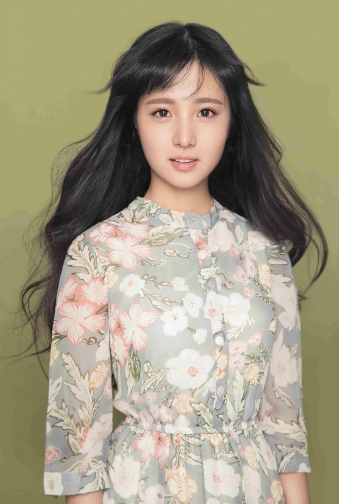 点击大图看下一张：蒋佳恩初秋写真曝光