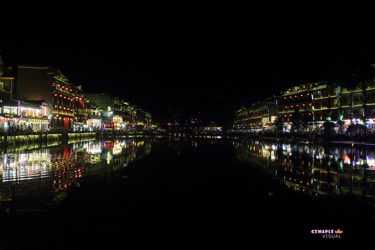点击大图看下一张：沱江夜色
