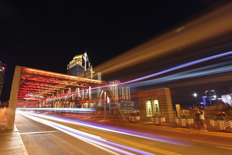 点击大图看下一张:夜幕下的东方曼哈顿