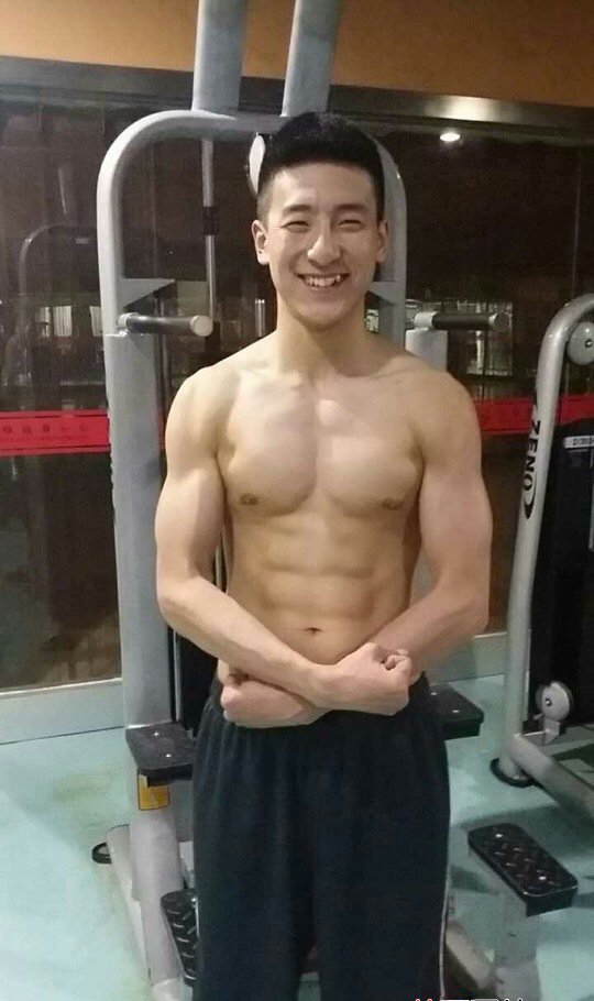点击大图看下一张：西安最帅售票员 赵浩楠健身肌肉组图