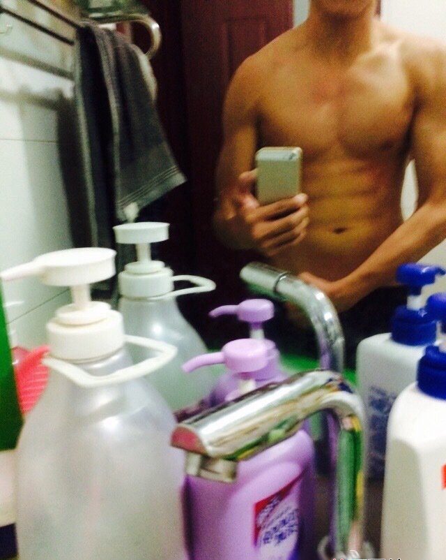 点击大图看下一张：西安最帅售票员 赵浩楠健身肌肉组图