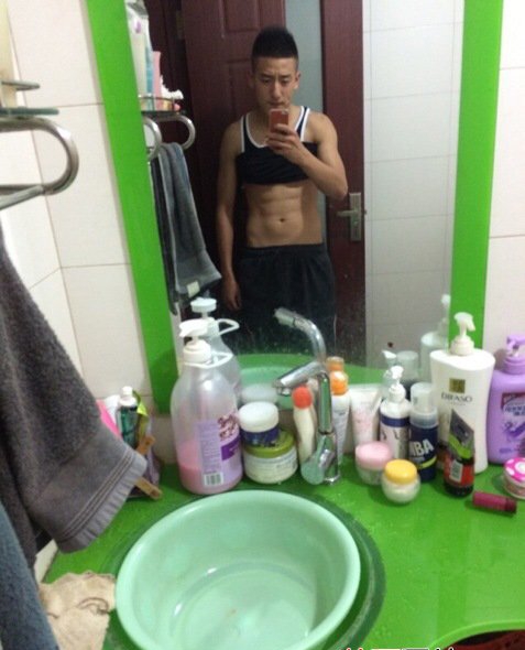 点击大图看下一张：西安最帅售票员 赵浩楠健身肌肉组图