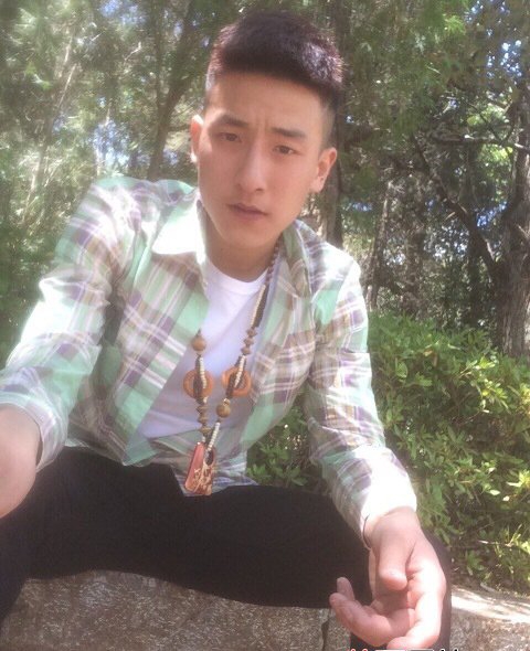 点击大图看下一张:西安最帅售票员赵浩楠微博私照曝光